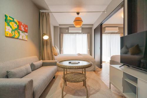 TV a/nebo společenská místnost v ubytování Hopetree難波今宮