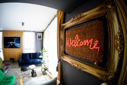 a living room with a tv with the word whine at Nikii City Hotel in Leverkusen