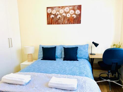 Ένα ή περισσότερα κρεβάτια σε δωμάτιο στο Peaceful apartment in Camberwell