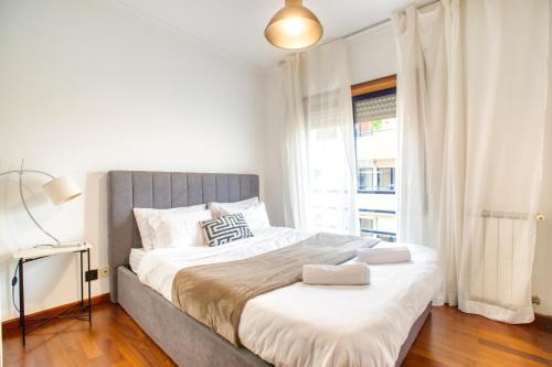 Katil atau katil-katil dalam bilik di Amazing Apartment Gaia - Oporto with garage