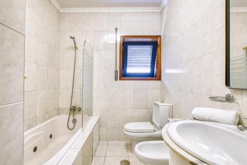 Bilik mandi di Amazing Apartment Gaia - Oporto with garage