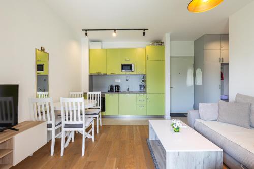una sala de estar con un sofá y una mesa en Aura Zafiro, en Budva