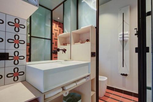 a bathroom with a sink and a mirror at Le stanze di Caterina in Cesenatico