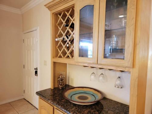 Un baño con lavabo y mueble de madera. en #D Island Morning Sun, en South Padre Island