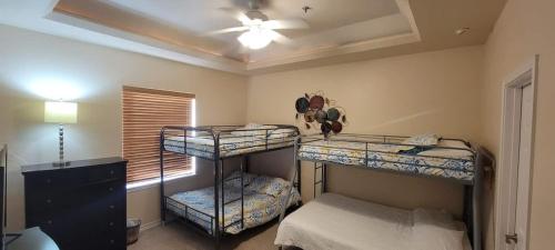 una habitación con tres literas y una ventana en #D Island Morning Sun, en South Padre Island