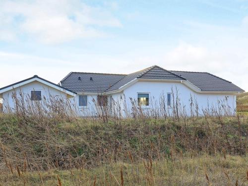 une maison blanche au sommet d'une colline dans l'établissement Luxury Spa Retreat by Sea - By Traum Ferienwohnungen, à Vrist