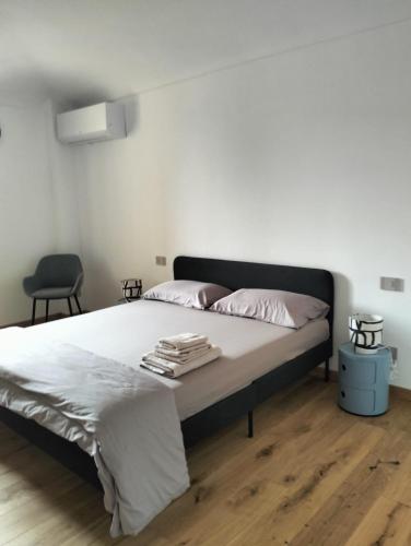 a bedroom with a large bed with a black headboard at Casa Arduino in Ivrea