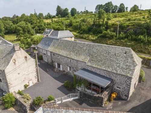 an overhead view of a large stone building at LA LONGÈRE - Chambres et table d'hôtes in Alpuech