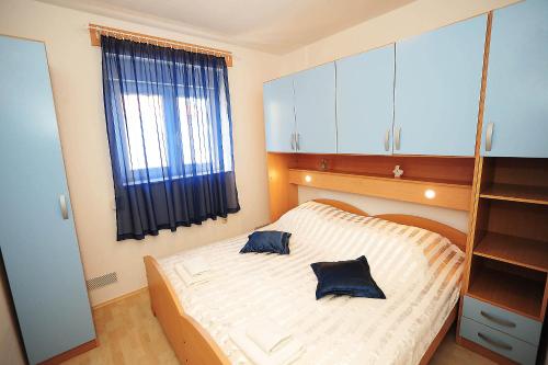 1 dormitorio con 1 cama con 2 almohadas en Apartment Mile, en Zadar