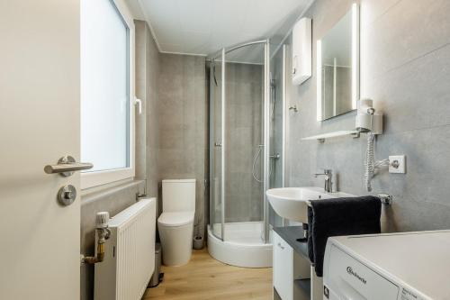 a bathroom with a sink and a shower and a toilet at Ems-Suite 02 I City I WLAN I 2 Personen I Klimaanlage in Warendorf