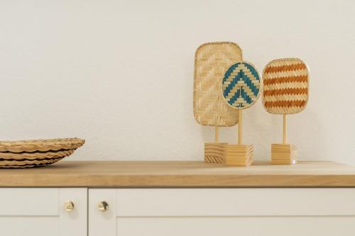 two baskets sitting on top of a wooden shelf at Ems-Suite 02 I City I WLAN I 2 Personen I Klimaanlage in Warendorf
