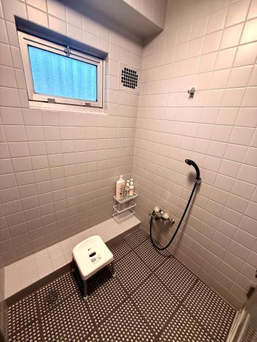 a bathroom with a toilet and a window at SUN PALACE Fussa 阳光家园 in Fussa
