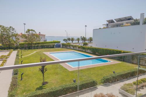 a view of a swimming pool from a balcony at Mar à sua janela in Oeiras