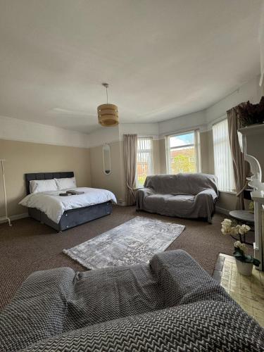 een grote slaapkamer met 2 bedden en een tapijt bij Home from Home in Belfast in Belfast