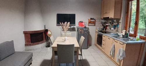 a kitchen and living room with a table and a couch at La Perla al Turano in Valle Verde