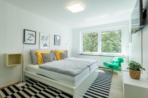 a bedroom with a bed and a window at Ems-Suite 03 I City I WiFi I 4 Personen I Klimaanlage in Warendorf