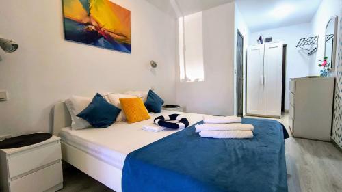 a bedroom with a bed with towels on it at Stile CAPRI Studio cu terasă ALFA Saturn in Saturn