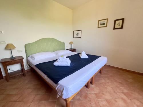 a bedroom with a bed with towels on it at Agriturismo il Pino - Bioagricoltura in Monticello