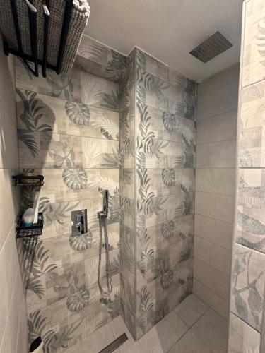 eine Duschkabine im Bad mit einer Wand in der Unterkunft Haro Sweet Home 2 habitaciones in Haro