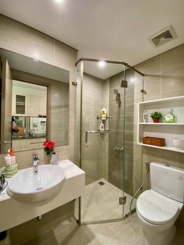 a bathroom with a toilet and a sink and a shower at Shi House - Modern Apartment Vinhomes Grand Park - Căn Hộ Studios in Gò Công
