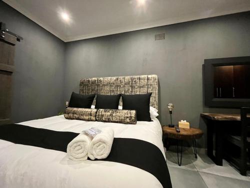 Un dormitorio con una cama grande y un televisor. en OR Tambo Guest Retreat Unit 1, en Boksburg