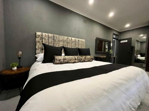 Cama o camas de una habitación en OR Tambo Guest Retreat Unit 1