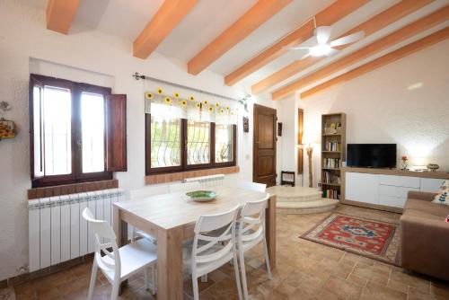 a kitchen and living room with a table and chairs at La Casa dei Quadri in Ravi