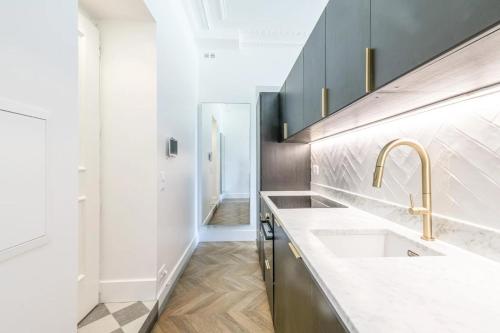 LB Vacation Rentals I Luxurious 1BR with parking & terrace