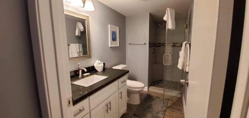 Un baño con inodoro, lavabo y ducha. en Saida 3-206, en South Padre Island