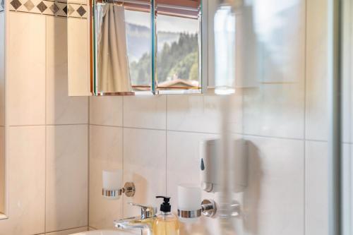 a bathroom with a sink and a window at Gasthaus Mamoosen in Penning