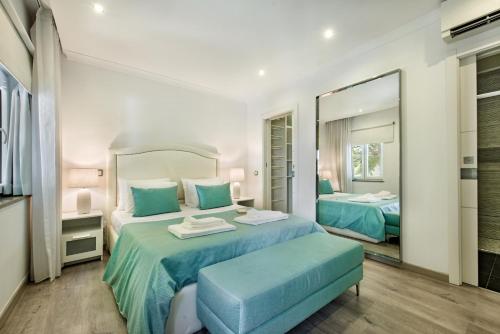 a bedroom with two beds and a mirror at Casa dos Quatro in Faro