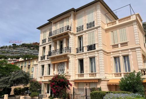 un grande edificio con balconi sul lato di Appartement Louis a Cap d'Ail