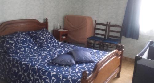 una camera da letto con un letto con due cuscini sopra di Gîte 264, Proche Zoo Beauval a Couffy