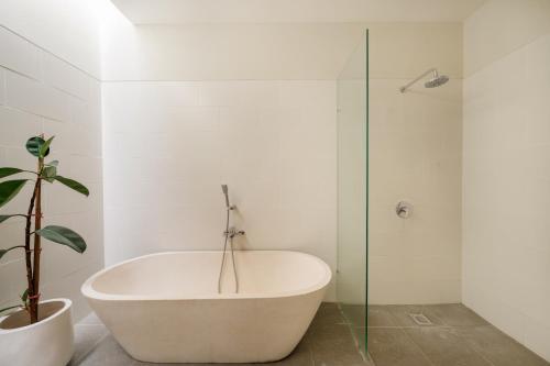 Bilik mandi di The Eclipse Villas - The Luxurious 2BR Private Pool Canggu Getaway