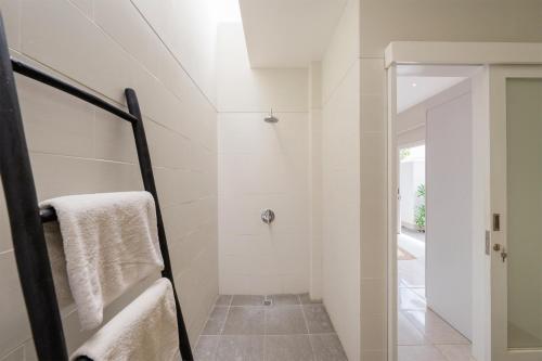 Katil atau katil-katil dalam bilik di The Eclipse Villas - The Luxurious 2BR Private Pool Canggu Getaway