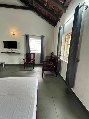 TV a/nebo společenská místnost v ubytování Sky Holiday Inn Cottages Madikeri Kushalnagar Coorg