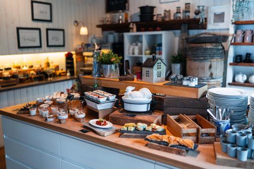 StraumsbuktaにあるYggdrasil Farmhotel Retreat, Spa & Yogaの店内のカウンターで食べ物を食べたビュッフェ