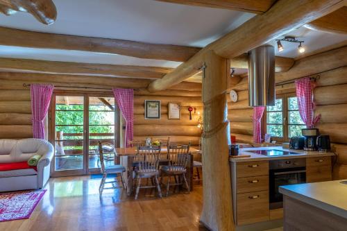 a kitchen and dining room in a log cabin at BeaR's LOG in Seliste Dreznicko