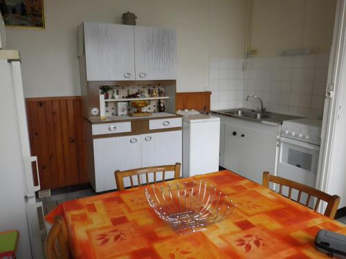a kitchen with a table with a plate on it at Gîte 132, Cœur Châteaux in Noyers-sur-Cher