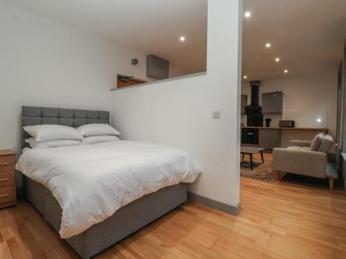 une chambre avec un grand lit et un salon dans l'établissement Apartment 9, à York