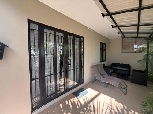 ein Wohnzimmer mit einer Couch und einem Sessel in der Unterkunft Residence Frangipani in Pereybere