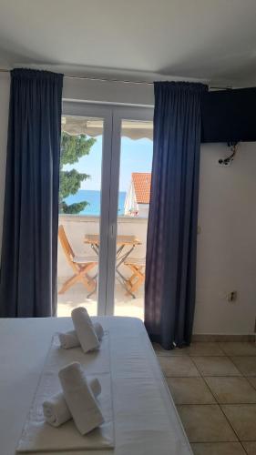 Un dormitorio con una cama y vistas a la playa. en Apartments Ostrea - Mimoza, en Novalja