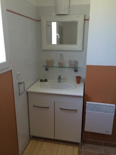 une salle de bain avec un lavabo et un miroir dans l'établissement Le Putt-Tee Bastidon, à Nans-les-Pins