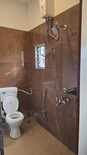 Et badeværelse på Yashraj7 Resort and Hotel