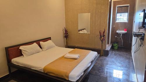 En eller flere senge i et værelse på Yashraj7 Resort and Hotel