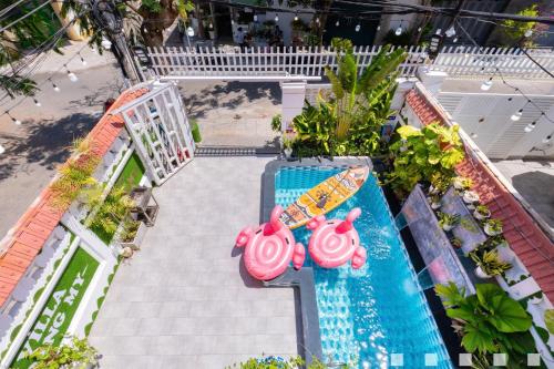 an overhead view of a swimming pool with a surfboard at Villages Hồ Bơi Võ Thị Sáu Lô Góc gần Quảng Trường in Vung Tau