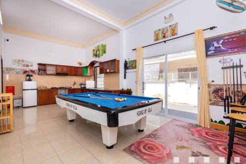 a living room with a pool table in it at Villages Hồ Bơi Võ Thị Sáu Lô Góc gần Quảng Trường in Vung Tau