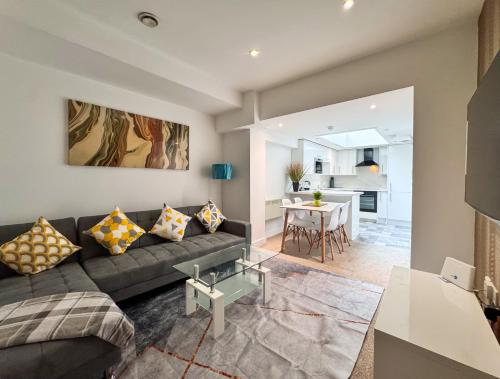 a living room with a couch and a table at Stylish Loft Apartment Weekend Holiday Stay in Central Station