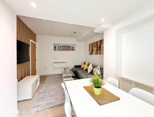 a living room with a white table and a couch at Stylish Loft Apartment Weekend Holiday Stay in Central Station