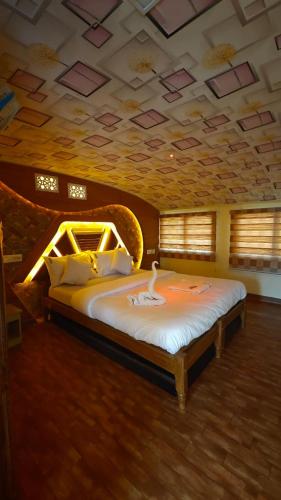 Un dormitorio con una cama grande en una habitación. en Sharing Back Water, en Alleppey
